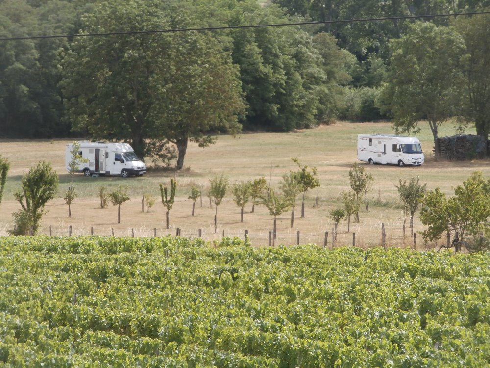 Aire camping-car  Saint-Jean-d'Ardires (69220) - Photo 1